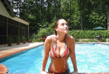 Bikini Girls im Pool