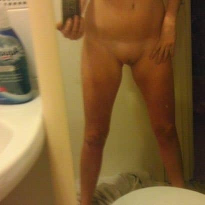 Hübsche Frauen nackt auf Klo
