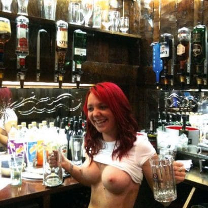 Nackt Fotos in der Bar